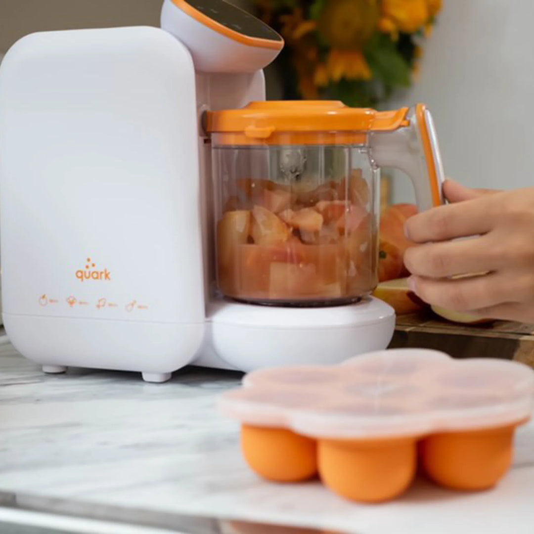 Quook by Quark 5-in-1 baby food maker blending fruit.