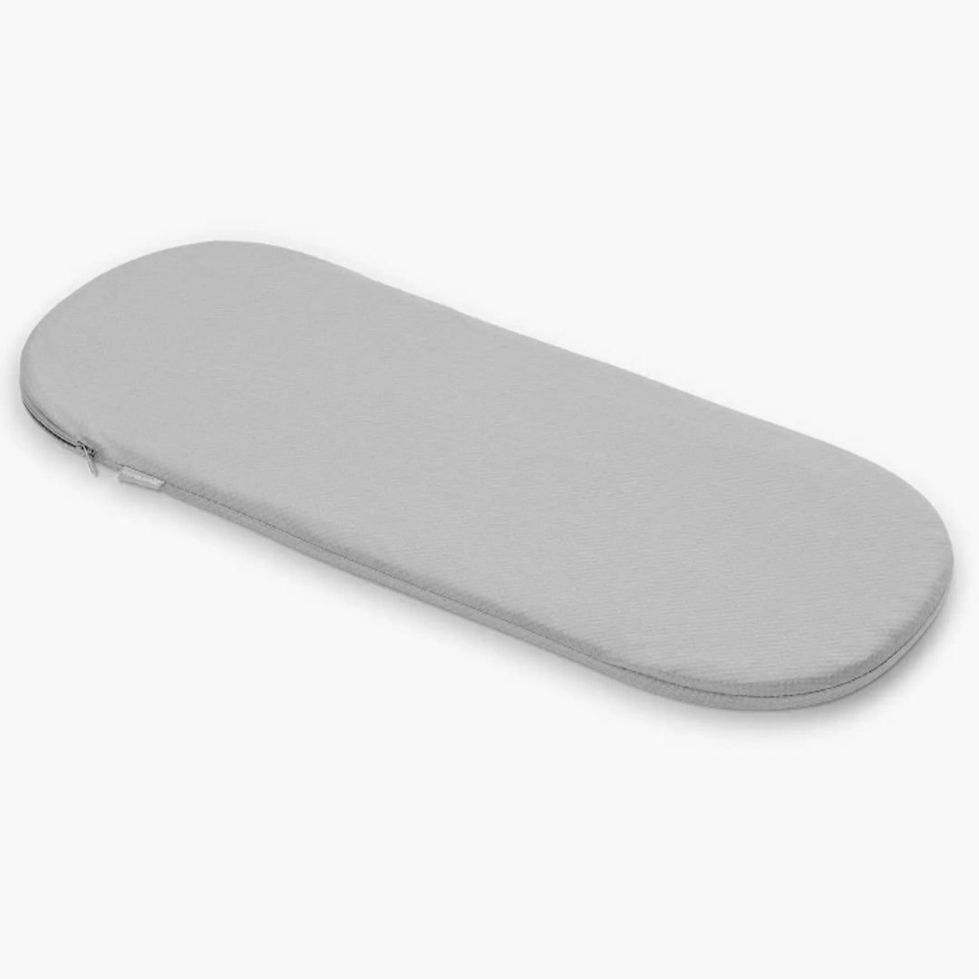 UPPAbaby Carrycot V3 grey zipped mattress cover, fitted on mattress