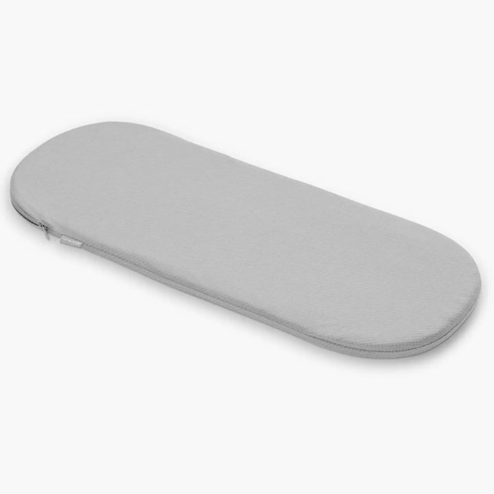 UPPAbaby Carrycot V3 grey zipped mattress cover, fitted on mattress
