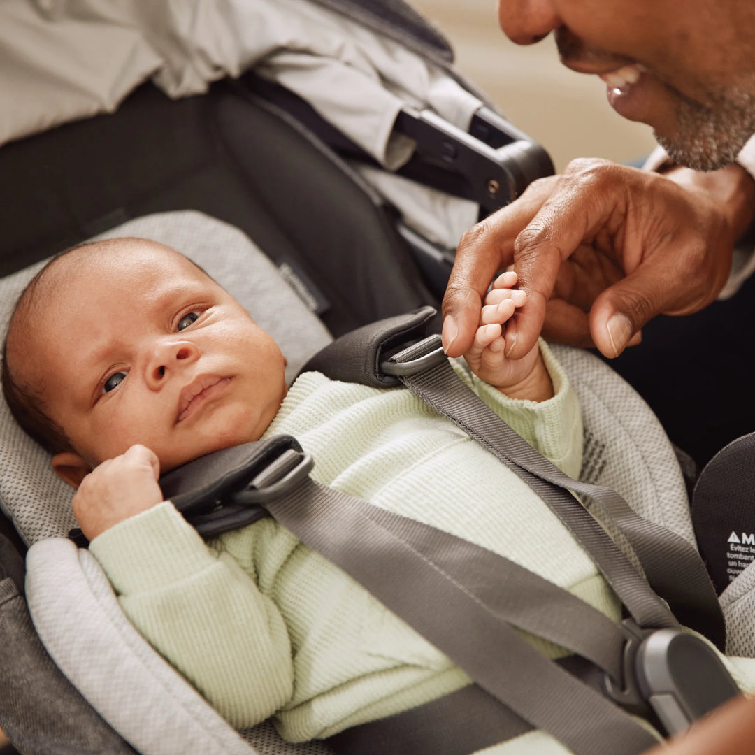 Newborn lying cosy in the newborn mode of the Cruz V3.